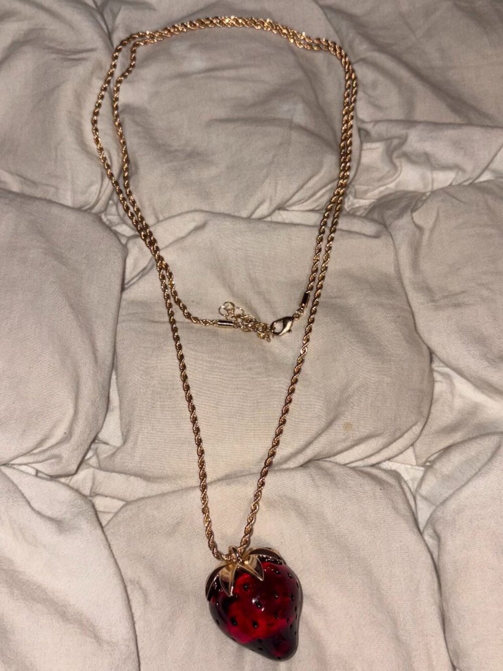 Kate Spade Glass Strawberry Pendant Necklace – Fruitcore & Cottagecore